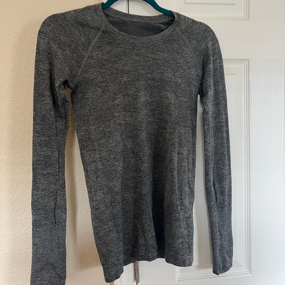 Lululemon swiftly tech long sleeve size 6